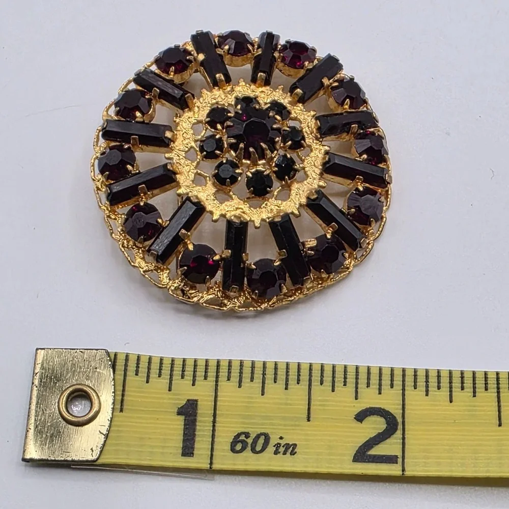 Vintage Gold Tone Round Brooch Garnet Red Rhinestone Sunburst‎ Style Pin Jewelry